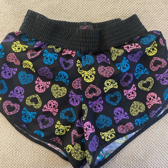 Torrid Bones, Skulls & Hearts shorts in BLK size 0 which is an XL - Picture 1 of 2